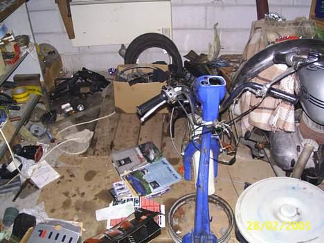 Suzuki Fz 50 "spidi"(solgt) - det så den anden fz der ligger herinde.. lettere skilt ad.. ska males.. billede 9