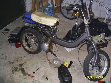 Suzuki Fz 50 "spidi"(solgt) - endnu et medlem af min vognpark.. er endelig kommet i gang med den.. har sat en anden motor på.. blir oprettet når den er færdig.. billede 10