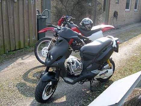 Suzuki RMX under opgejlning - er det kun mig der syns udsigten blir smadret af den der pgo??? ej det gas den er sq mega nice... en af minne venners scooter billede 9