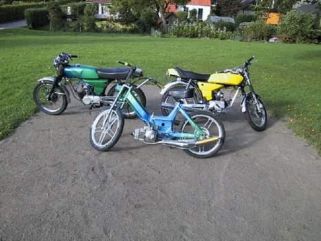 Yamaha 4g DX -- SOLGT - Det er så min bagerst til højre, et par uger efter jeg havde fået den og skiftet en masse og malet den, bare endnu en af mine midlertidige farver. billede 6