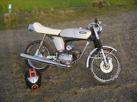 Yamaha 4-gear Drejeventils.   - Et pic. af yamsen og min "Brutus" hjelm m. spejlvisir. billede 1