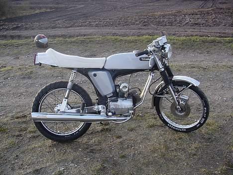 Yamaha 4-gear Drejeventils.   - Originale sideskjolde og tank i grå perlemor. billede 5