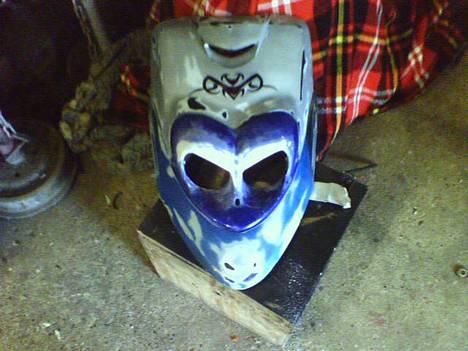 Yamaha Bws ng--Solgt:'-( - det nye projekt lygte skjoldet skal spartles ind i fronten og så skal der gitter i forlygten og udskæringen og så skal det males samme farve som skjoldene billede 17