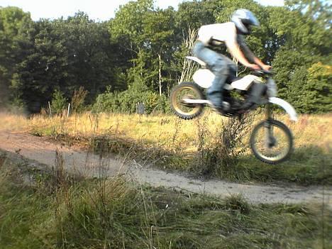 Yamaha yz 80  LC - mig der er ude på en lille flyve tur       den er umulig at styre i luften  billede 2