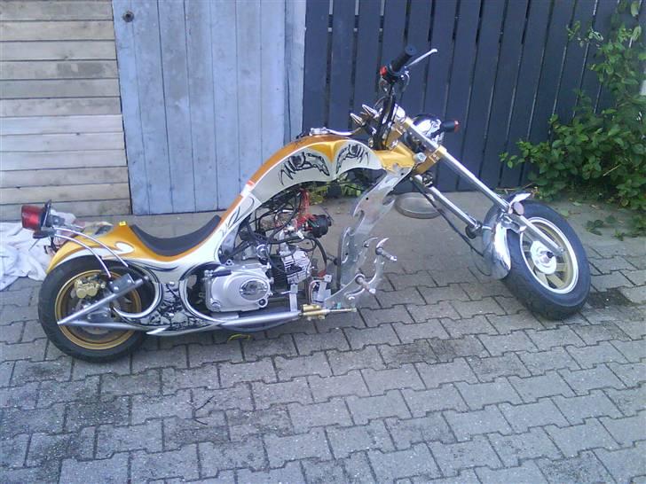 Kinroad Chopper byttet til hot50 - her står den med siden til, her kan man rigtig se de stickers den har. billede 1