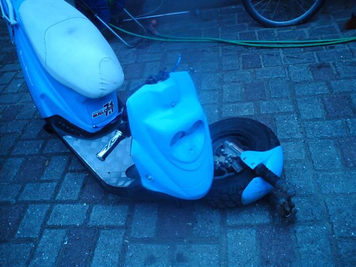 PGO Hot 50 " Total skadet " - efter jeg kørte ind i en bil. billede 7