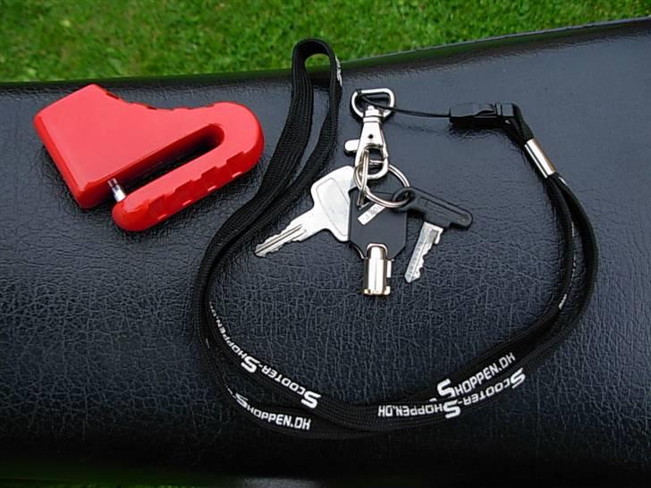 Suzuki Rmx - Tilbehøret:
skivebremselås, tanknøgle, skivebremsenøgle og original tændingsnøgle billede 14