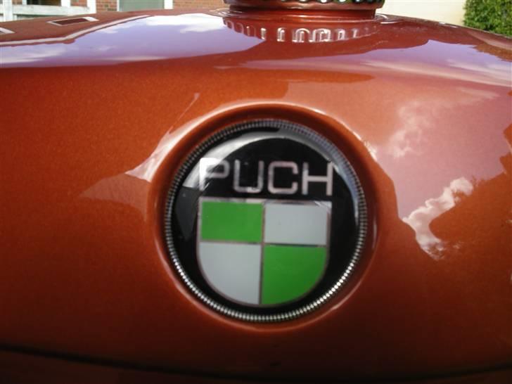 Puch Monza Juvél-"prix" - Puch-emblemet på tanken. 200,- for 2 stk. billede 8