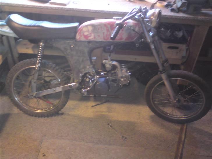 Yamaha 4 gear 125 ccm (PROJEKT) - Så blev forgaflen passet til, og stellet blev slebet. billede 5