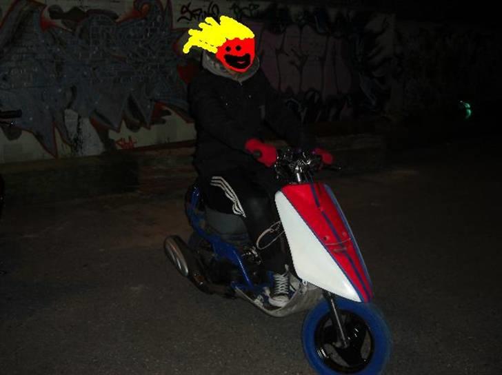 Yamaha Jog FS byttet - fik malet skjolde,fælge  "home made", andre dæk blå de blær, racer look :D billede 8