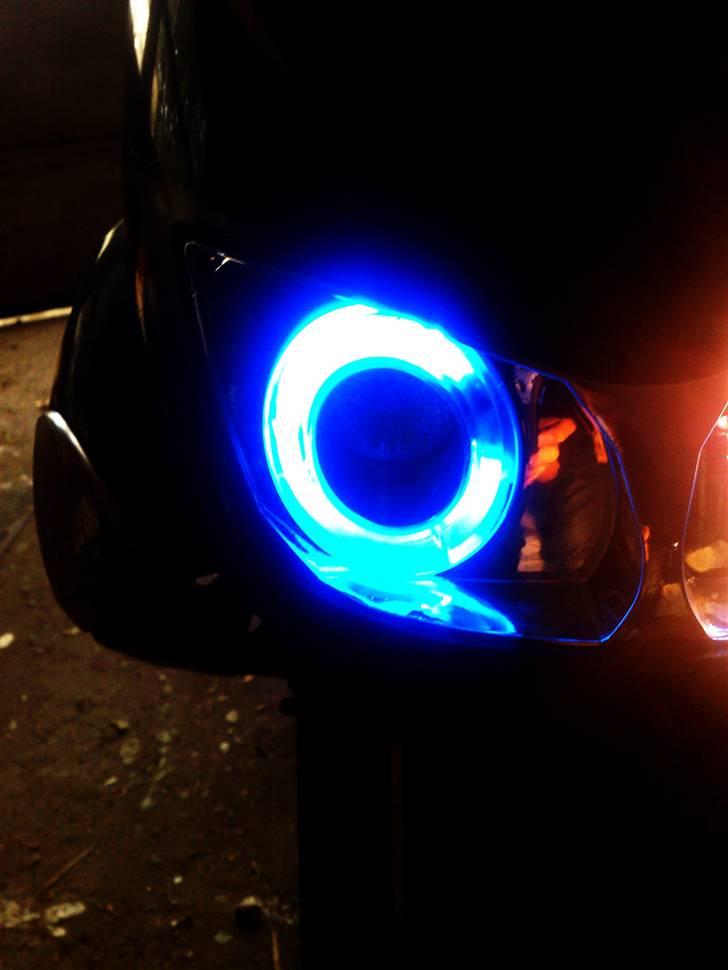 Aprilia sr 50 DITECH  - Det kan vi godt li´! Neon rundt om forlygterne som langt lys ;D billede 8