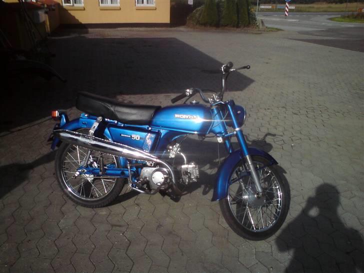 Honda CD 50 - Der står den så og skinder. billede 1