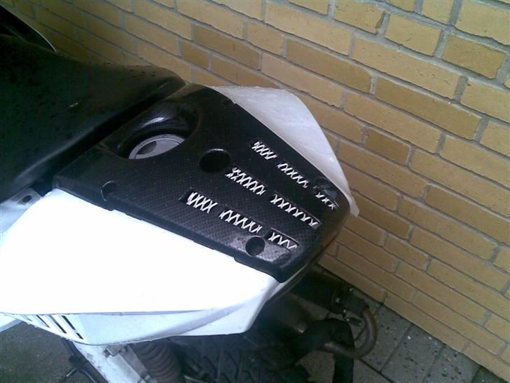 Yamaha Aerox <traded to SMX> - Nyt carbonlook skjold med hvidt gitter under hullerne... billede 3