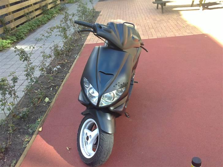 Peugeot speedfight 1 LC (STJÅLET) - her står den med sin modificeret sf 1 front billede 3