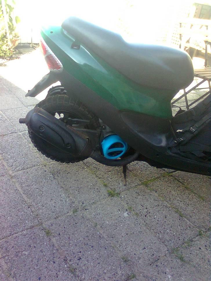 Sym DD 50 - Ja farverne passer ikke sammen men skjoldene skal males inden længe og blæserskjoldet og kickstarterskjoldet skal være metallic blå. og i blæserskjoldet skal der være hvid gitter billede 9