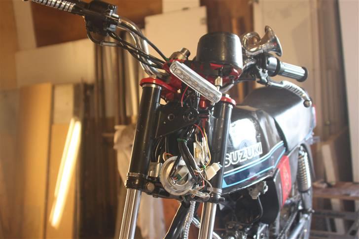 Suzuki (solgt) Samurai DM50 - Forfra: ingen forlygte, damn det er alle ledningerne... billede 3