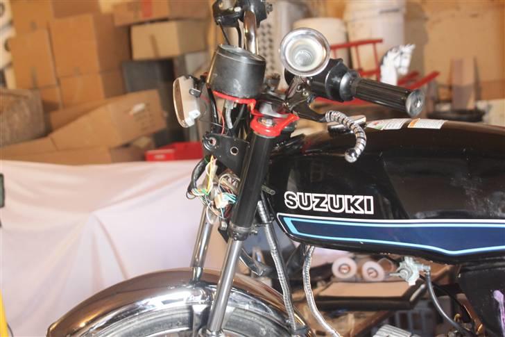 Suzuki (solgt) Samurai DM50 - Her ses hun fra siden, der er sat en alternativ forlygte, samt horn :p billede 5