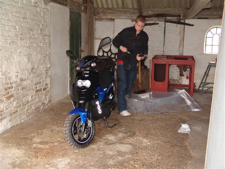 PGO hot 50 SOLGT - den dag jeg fik den, pappa hentede den mens jeg var i prag:) billede 6