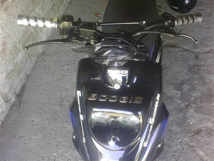 PGO hot 50 SOLGT - som den ser ud nu,, dog har jeg ikke en sort affaldspose omkring styret mere:)  (pga. kontakter som ikke var isoleret) billede 15