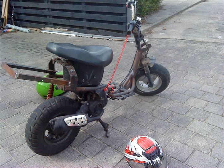 Adly silverfox (død) - grunden til det ser skævt ud, er fordi at motorophænget er meget løs:) billede 3