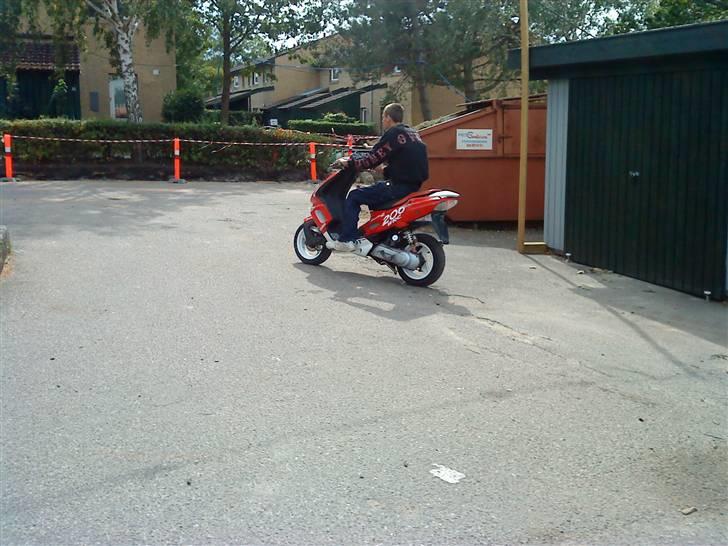 Peugeot speedfight2 206 wrc Solgt - min dejlige kæreste der lige køre en tur på min scooter.. :) billede 10