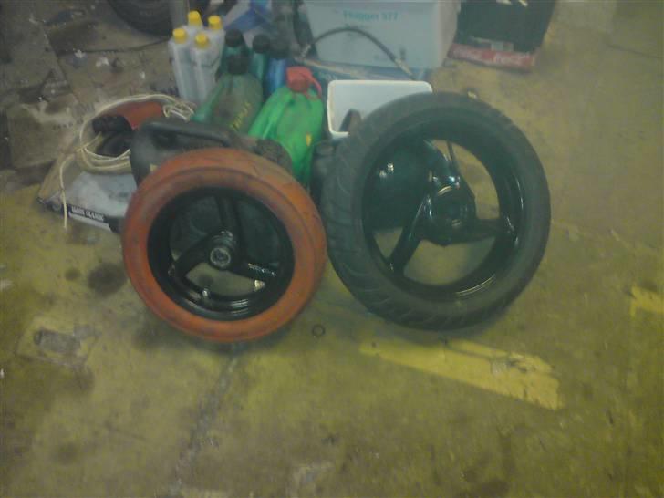 Aprilia sonic EVO lc DD projekt10 - kommer rødt dæk til sr50 fælgen også billede 16