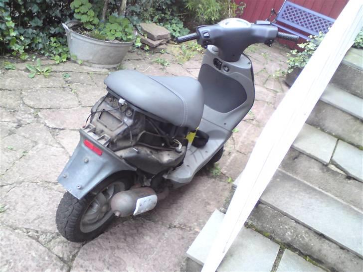 Piaggio New Zip - Ska lige ha skiftet benzin hanen inden jeg gider gamle skjoldene .. billede 3