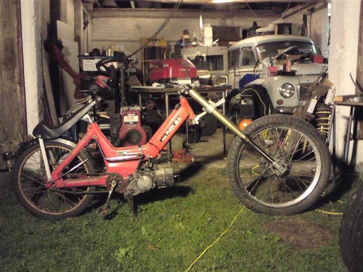 Puch Maxi P Chopper - Udlægning af forgaflen, natten til fredag 4/9 kl. ca. 01:15! Bøjlerne er to tilpassede alu-gardinstangsprofiler! billede 16