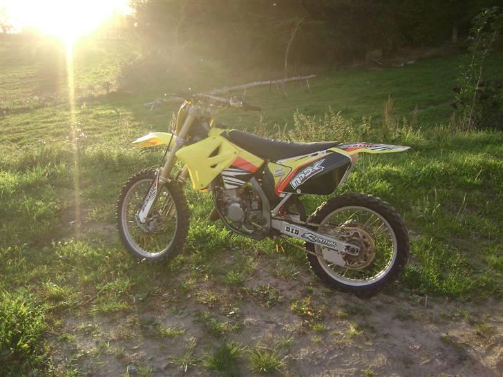 Suzuki RM125  - solgt - mangle stadig at montere staf´s på kølerflapperne... DET ER ET HELVED OG MONTERER DEM DER :D billede 1