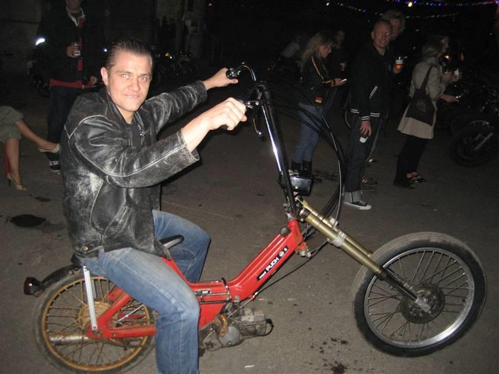 Puch Maxi P Chopper - Så fik jeg fat i længere kabler - tak, Kimergård! Og så kom det høje styr på, og jeg kom afsted til The Crazy Teufel Bash på Chopperen! :-D billede 19