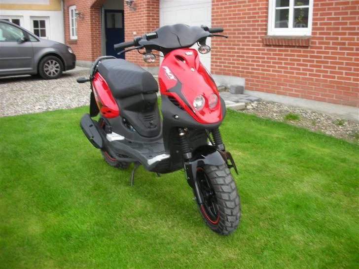 PGO Pmx Sport -- SOLGT -- - Forfra billede 1