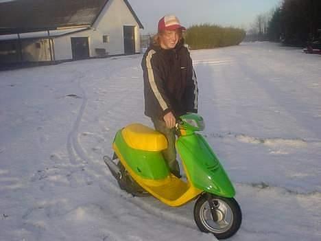 Yamaha Jog ~{BANANEN}~ SOLGT :( - Yees Sir ! Mig med min Jog, lige da jeg fik sat de nye skjolde på :) - 29 December ´04 billede 10