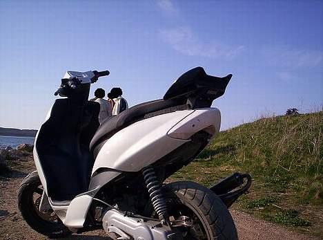 Yamaha Jog R **Fredes** - Røvpladen kommer snart på igen.. vi kan ikke tage os sammen billede 9