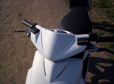 Yamaha Jog R **Fredes** - Udskæring til venstre bremse kaliper.. skal lige slibes lidt op... Jay Jay var vidst lidt halv fuld da han skar det ud billede 11