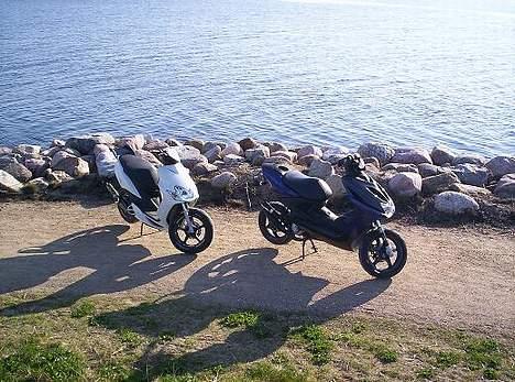 Yamaha Jog R **Fredes** - Fælles billede af de 2 smukke scootere :D billede 12