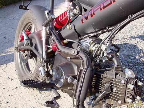 Sachs MadAss MARK ll -=SOLGT=- - Man kan liii se påfyldnings beholderen til bremsevæsken, li over affjedningen! Det ser skide godt ud! billede 4