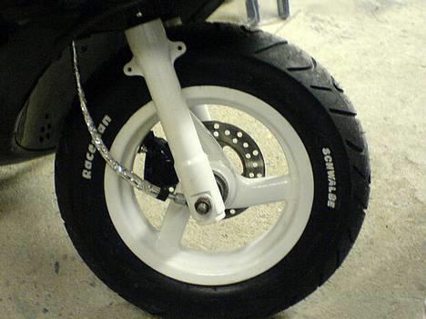 Aprilia Sonic *Anned-G* - Har mine raceman dæk, med lakeret hvide fælge og hvide gaffel ben.. Nice ;P billede 2