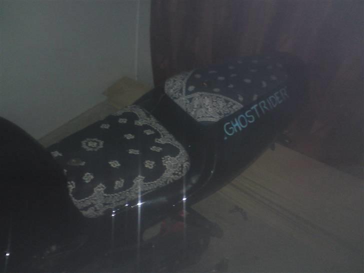 Aprilia RS-*Ghost Rider* solgt - Min helt egen idé med bandana sæder.. så har den fået en "GHOSTRIDER" tattoo :)  billede 3