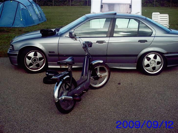 Vespa Ciao - Har står den fint med min bil :P billede 10