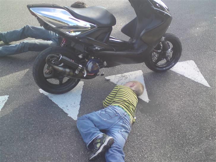 Yamaha Aerox T7 bygget om  - Min lillebror der fixer cdi med gamle ejer :P billede 9