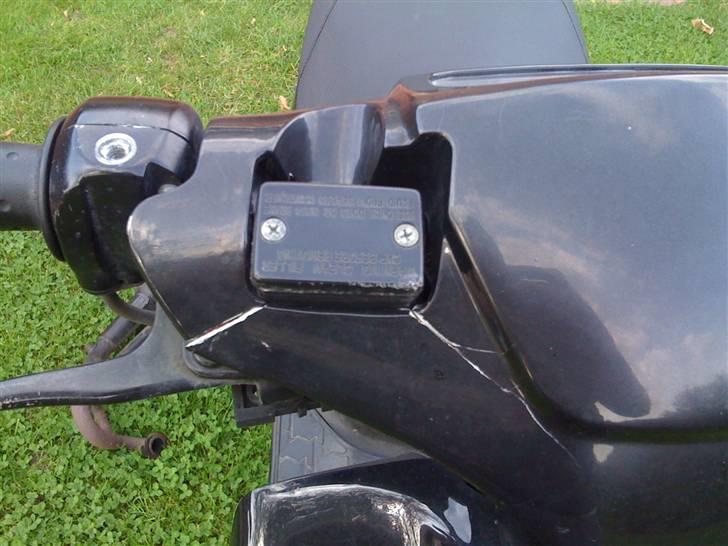 PGO hot 50 - en lille flæge den har i styrskjoldet over højre håndbremse billede 9