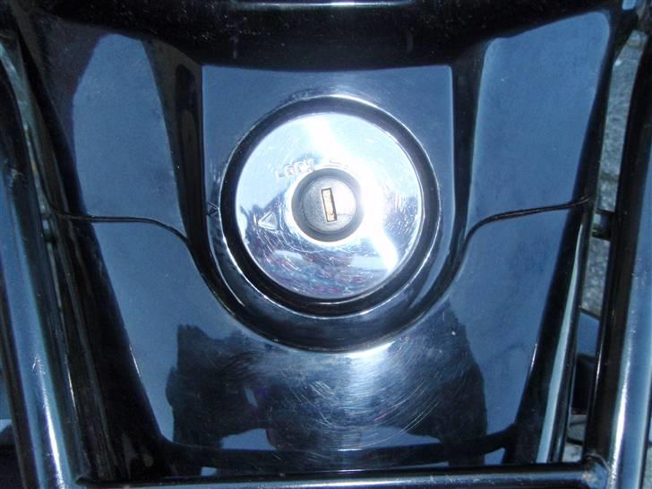 PGO Hot 50 Black/Chrome SOLGT - Krom tankdæksel billede 12