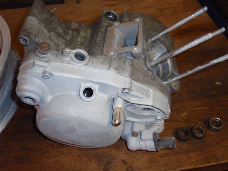 Aprilia mx`50 - næsten halv færdig med at sand blæse blokken billede 9