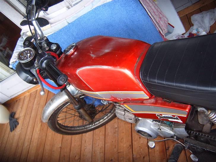 Suzuki DM50 - rykket ind i udestuen af hensyn til tyveri, da jeg kun har en cykellås til den indtil videre :( billede 1