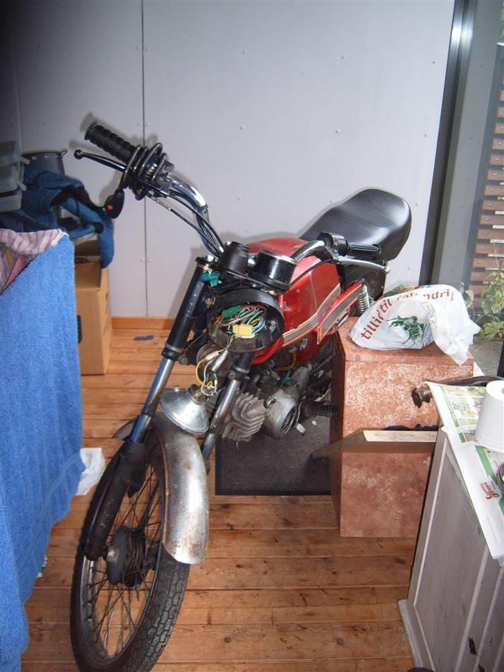 Suzuki DM50 - Front - har lige skildt forlygten ad, for at finde ud af hvor min forlygte ikke vil virke billede 3