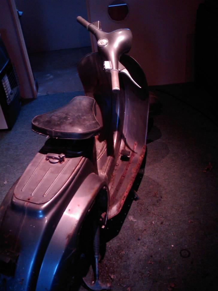 Vespa 50 N - Så  er den kommet ind igen... billede 2