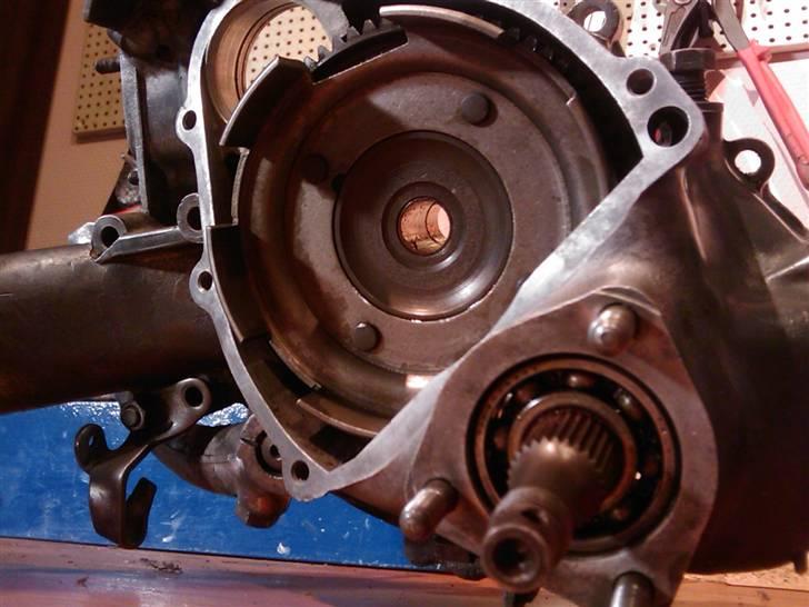 Vespa 50 N - Motorskjold er blevet klar til nye lejer og simmerringe.. billede 7