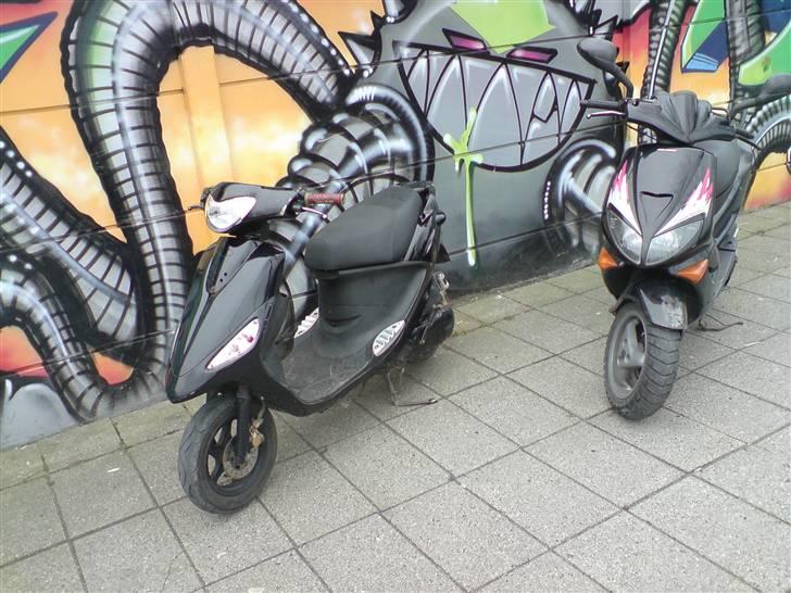 Peugeot speedfight 1 LC (STJÅLET) - sådan så den ud da jeg overtog den det er den til højre på billedet sådan som du ser det nu billede 19