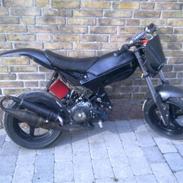 Suzuki Street Magic Grafit Grå