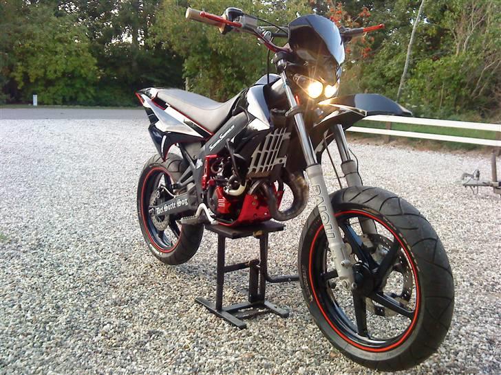 Gilera Smt MK Pro Race  - lige efter den har været ude og gøre byen usikker:D sker meget sjælden at den er i byen billede 15